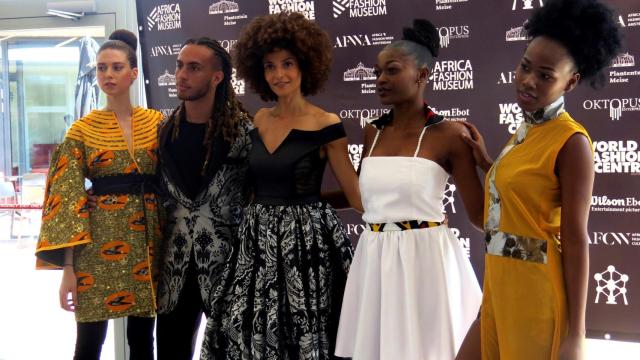 Varios modelos posan durante la primera edición de la semana de la moda africana en Bruselas.