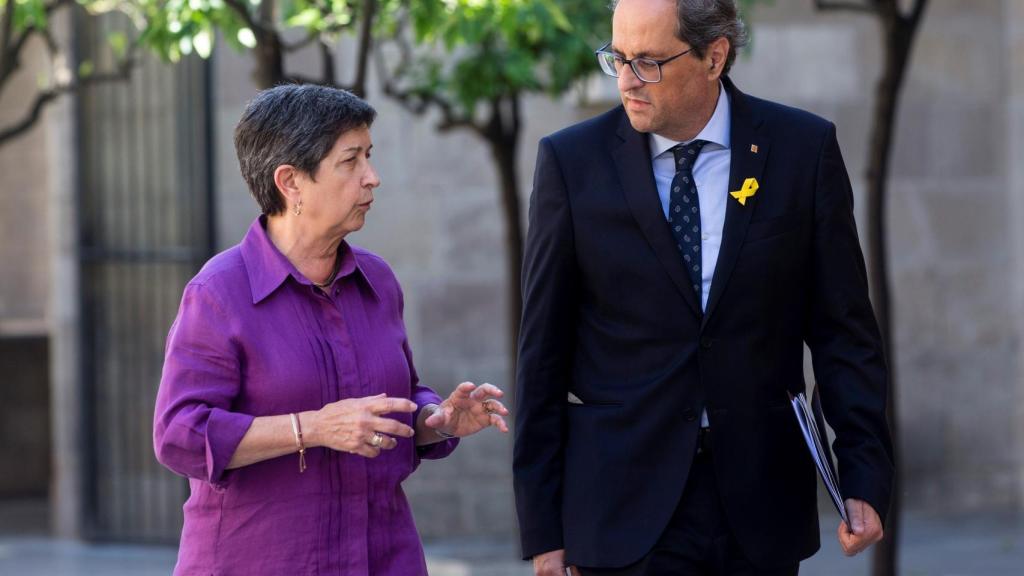 Cunillera, junto a Torra en el Palau de la Generalitat, adonde llegó cargada de fruta de Lleida.