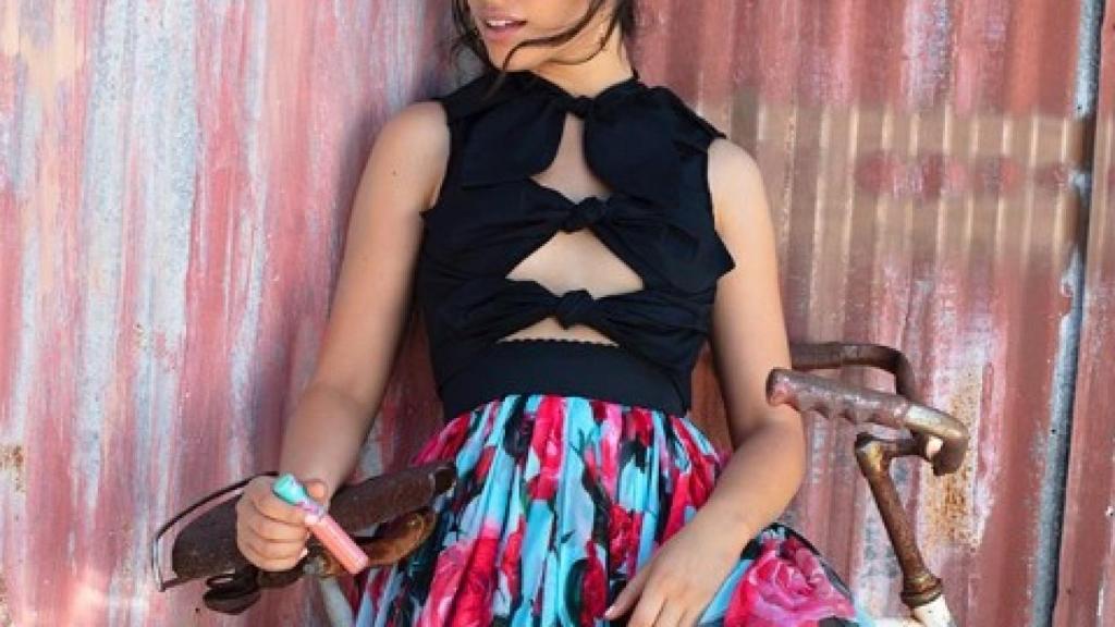 Camila Cabello posando en una foto de sus redes sociales.