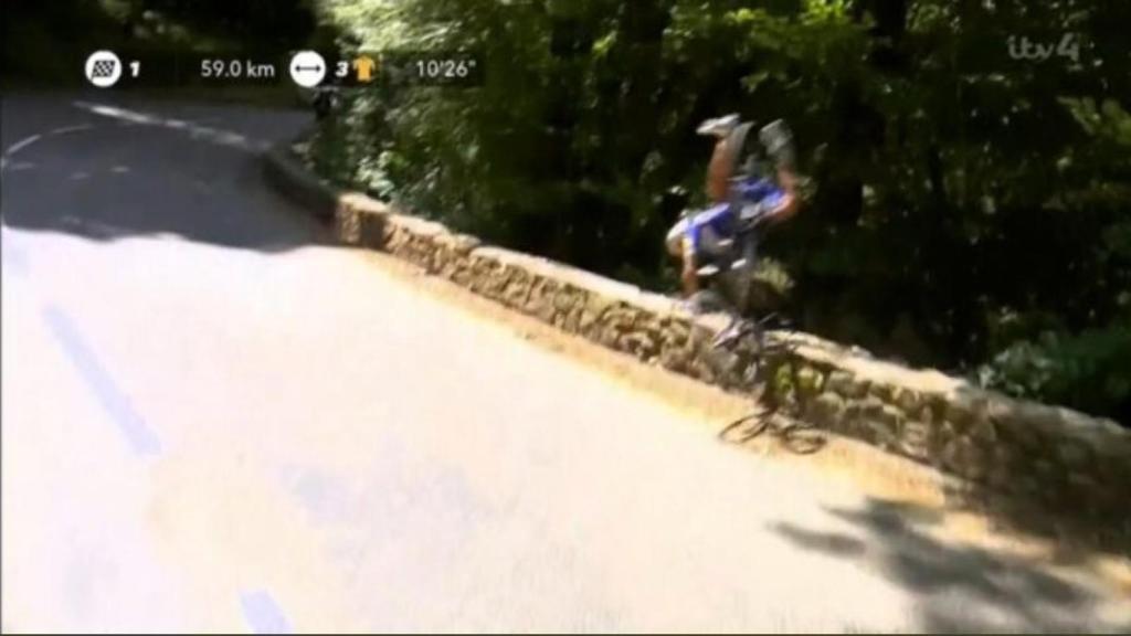 Gilbert sufrió una caída durante el descenso al Col de Portet d'Aspet.