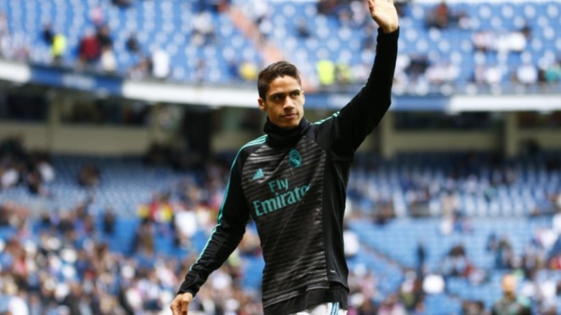 Varane saluda a la afición madridista. Foto: Pedro Rodriguez/El Bernabéu