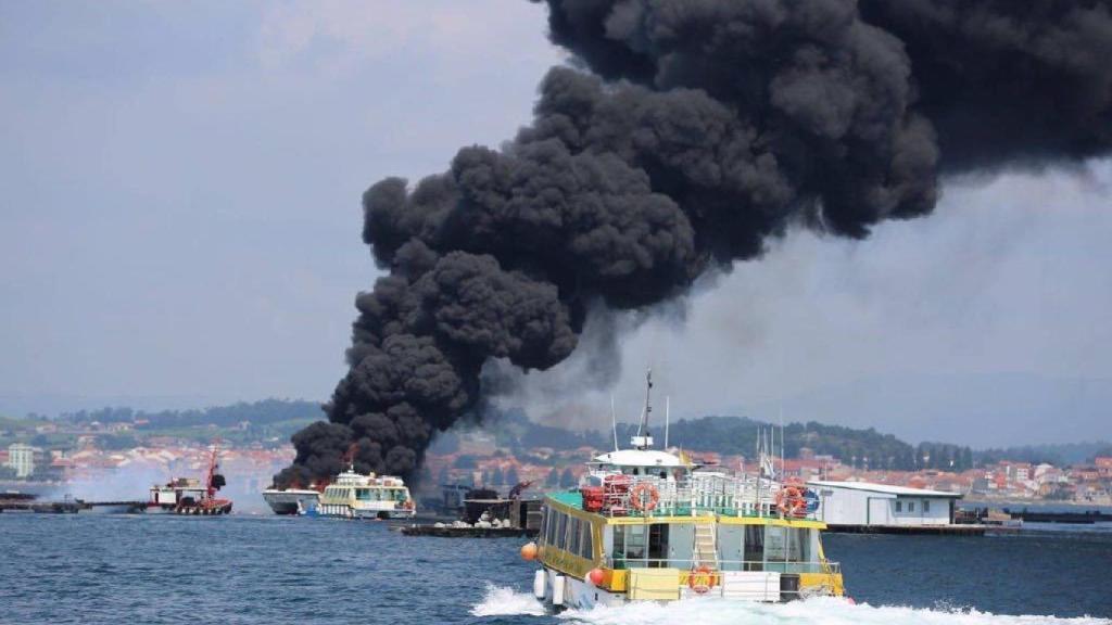 Fotografía facilitada por Protección Civil de Cambados, de la columna de humo negro provocada por el incendio.