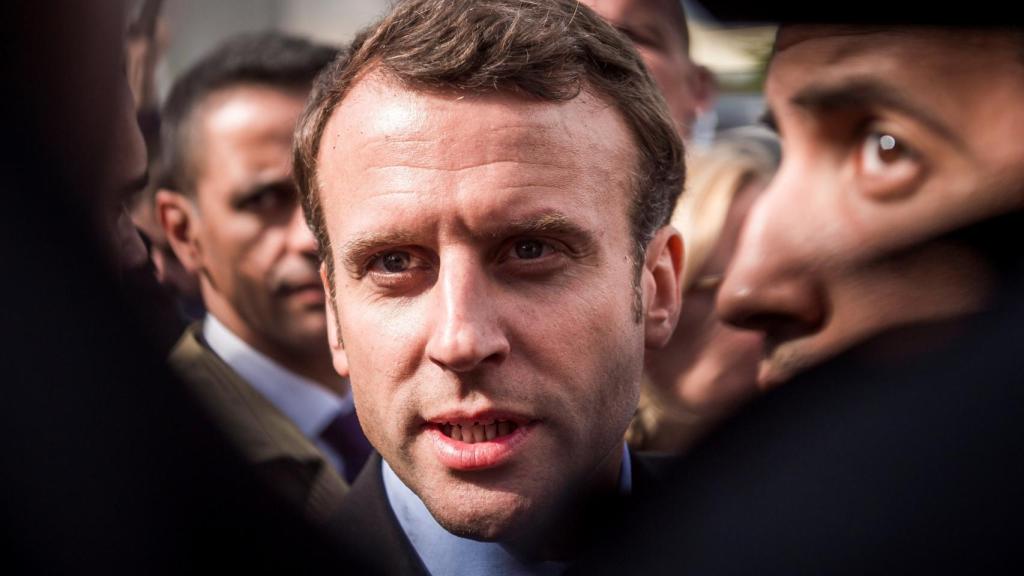 Emmanuel Macron  junto a su jefe de seguridad, Alexandre Benalla, en una imagen de archivo.