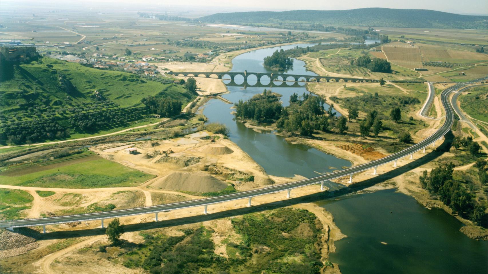 Panorámica de los puentes que cruzan el Guadiana cerca de Medellín, una de las zonas menos higiénicas para bañarse en España