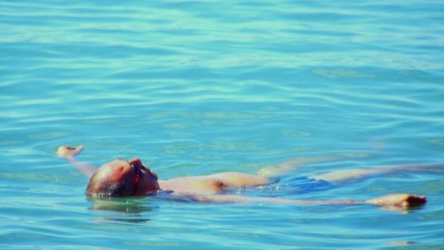 Un señor gozando al máximo durante un plácido baño en algún lugar del Mediterráneo.