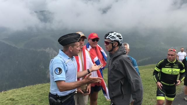 Froome se encara con el policía que le tiró al suelo mientras descendía el Col du Portet.