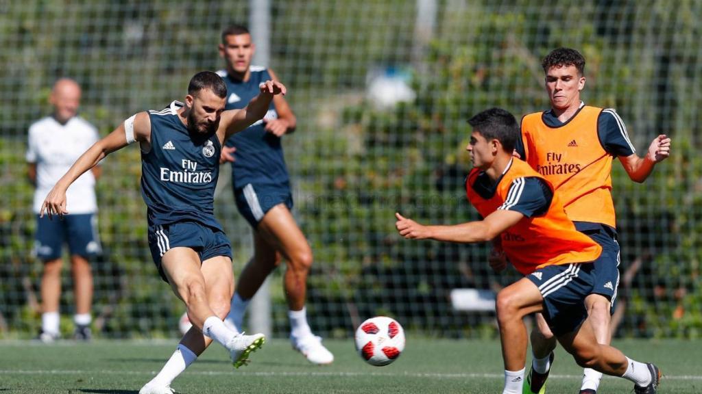 Mayoral chuta ante la defensa de dos canteranos del Real Madrid y la mirada de Theo Hernández