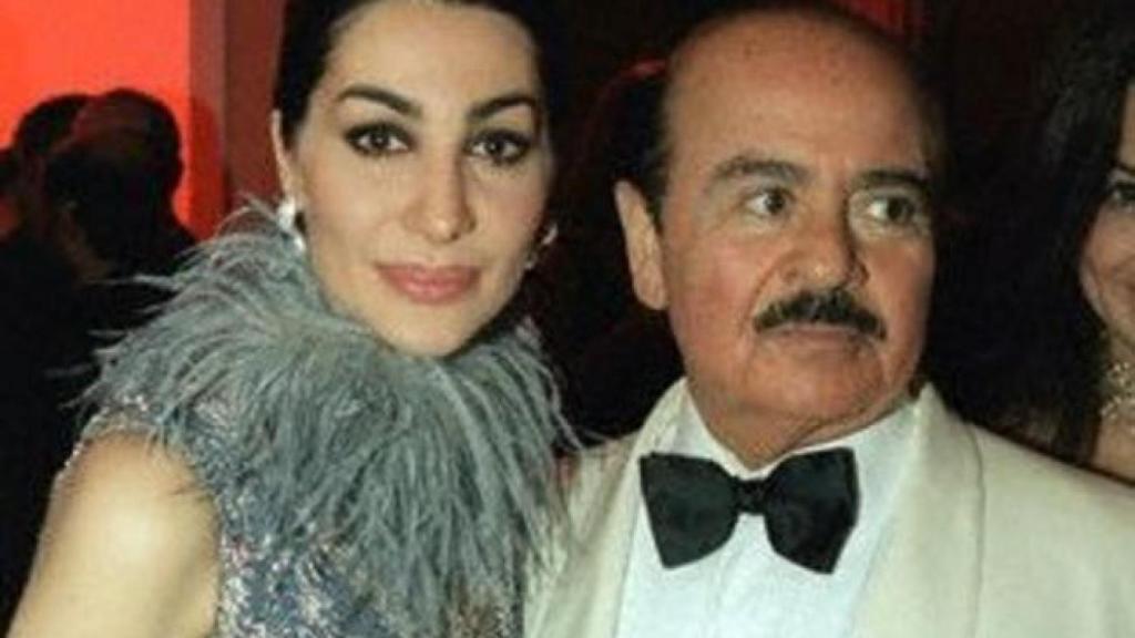 Shahpari Zanganeh y su esposo Adnan Khashoggi, en una fiesta.