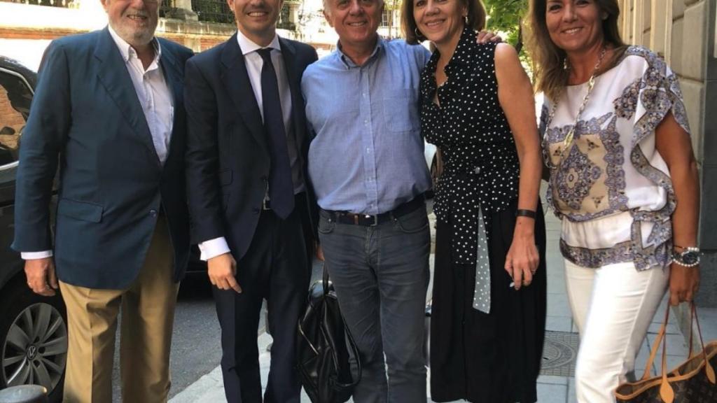 Pablo Casado y María Dolores de Cospedal junto a los senadores valencianos Pedro Agramunt (i), Manuel Altava (c) y Susana Camarero (d).