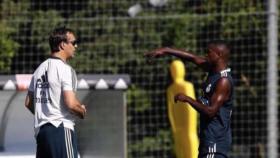 Vinicius dialoga con Lopetegui durante un entrenamiento. Foto: Instagram (@viniciusjunior)