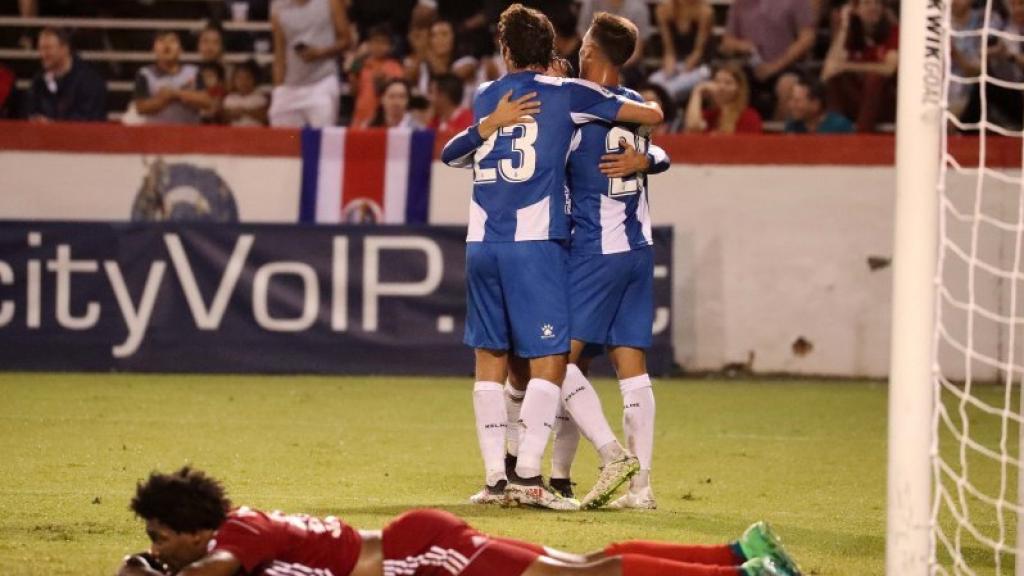 Los jugadores del Espanyol se abrazan tras marcar un gol. Foto: Twitter (@RCDEspanyol)