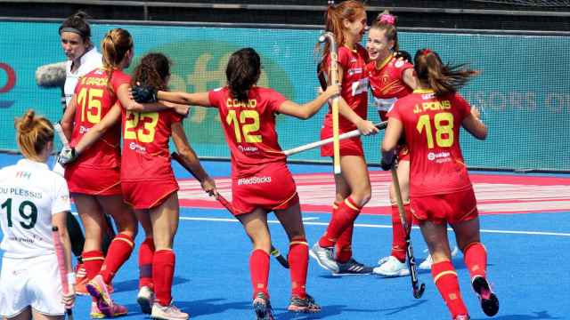 Las jugadoras de la selección española femenina de hockey hierba se abrazan tras marcar un gol