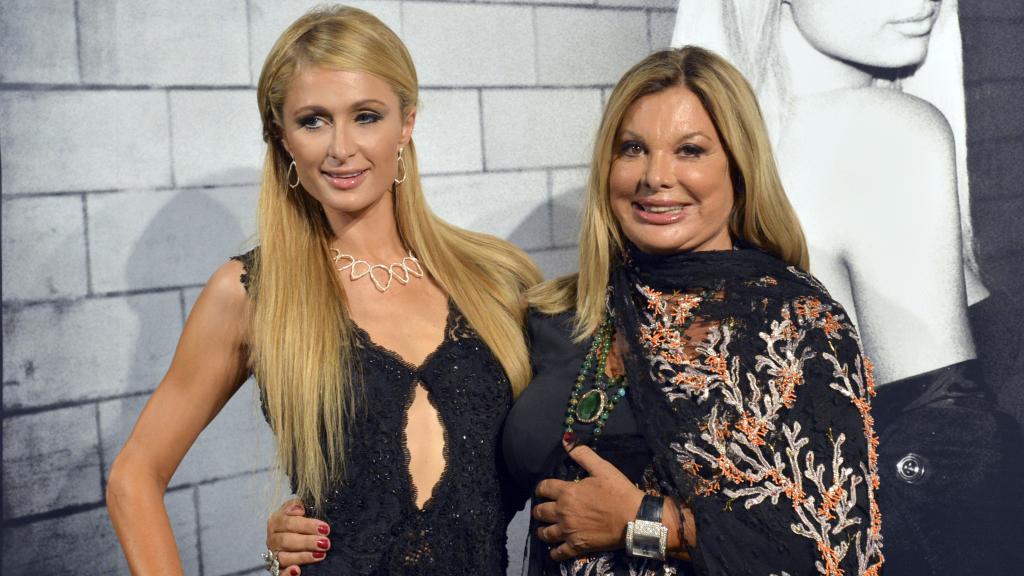 Olivia con Paris Hilton en una fiesta en su discoteca.