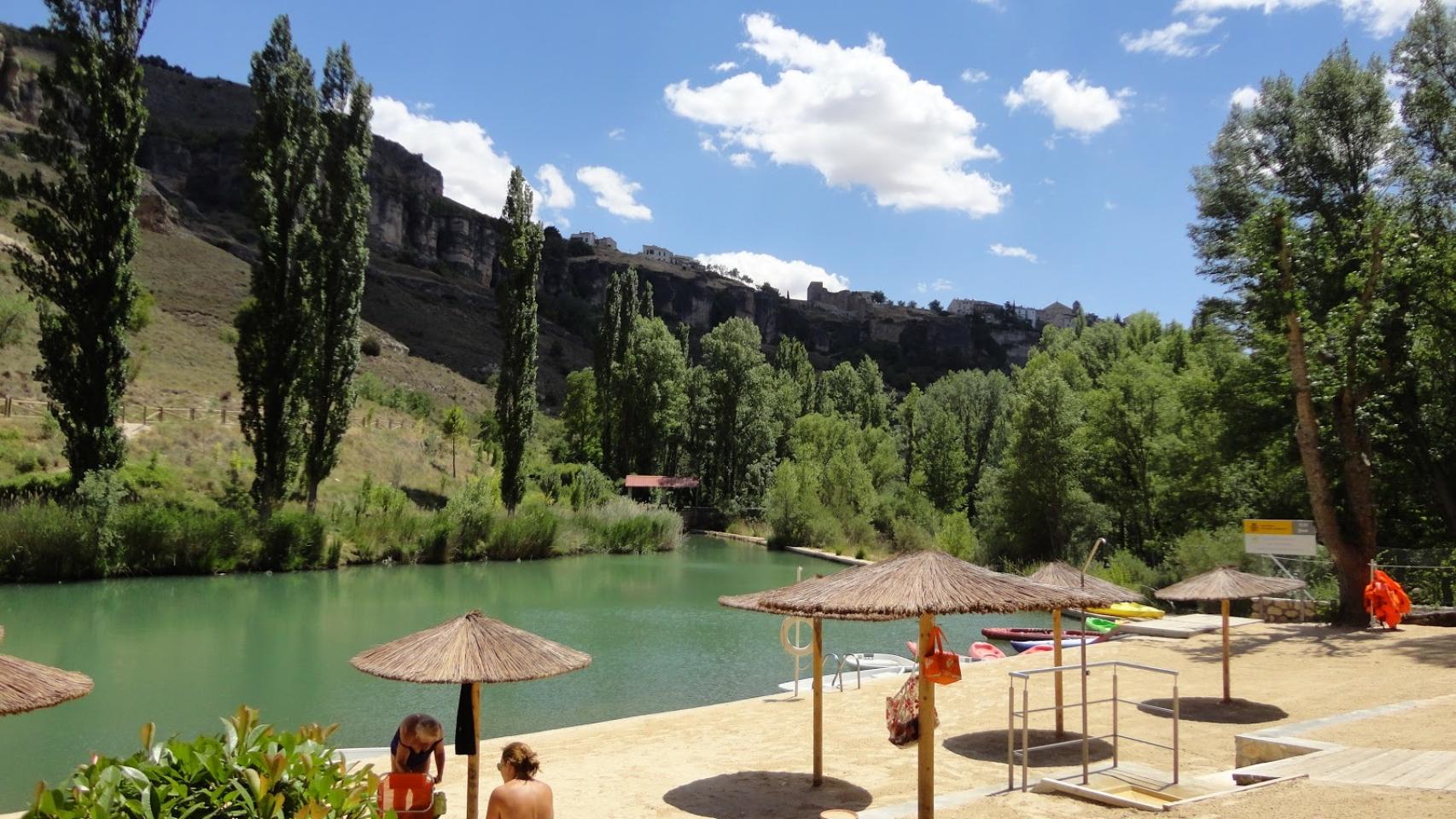 Playa artificial del río Júcar a su paso por Cuenca.