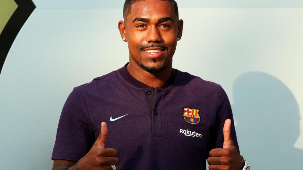 Malcom posa junto al escudo del Barcelona