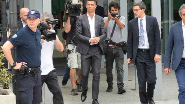 Cristiano Ronaldo, ahora jugador de la Juventus, llegando al centro médico de Turín.