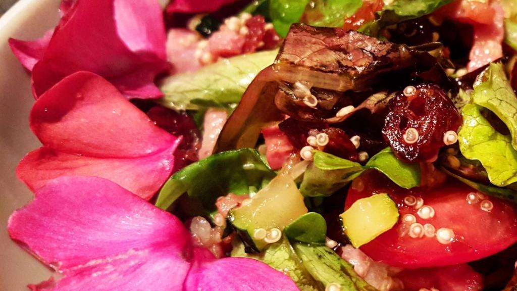 Un plato preparado con pétalos de flor.