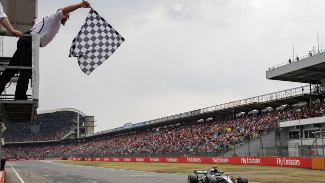 Hamilton tras pasar la bandera a cuadros en el Gran Premio de Hockenheim. Foto: EFE