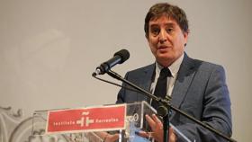 Image: Luis García Montero: El Instituto Cervantes nos cuesta a cada español un euro al año