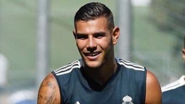 Theo Hernández durante la concentración del Madrid