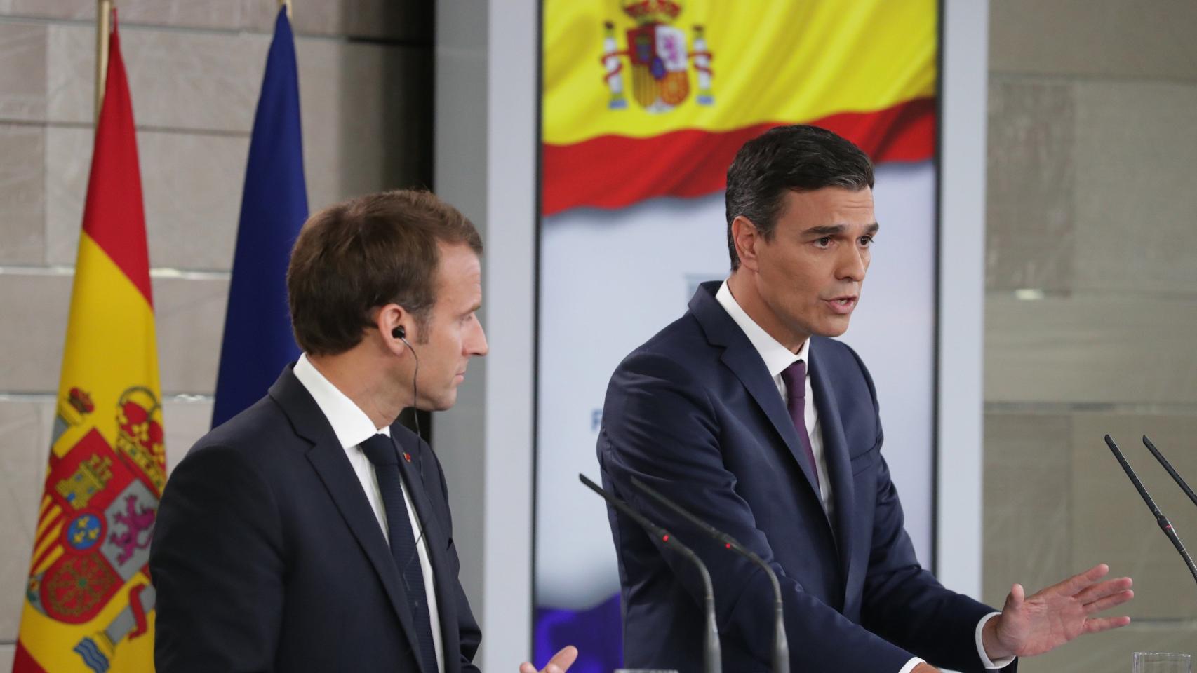 El presidente del Gobierno, Pedro Sánchez (d), y el presidente de Francia, Emmanuel Macron (i).