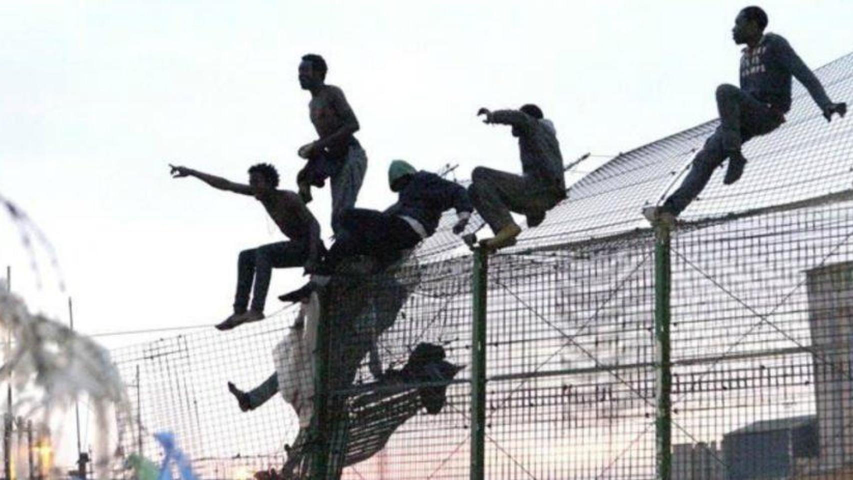 Migrantes en la valla de Ceuta, en una imagen de archivo.