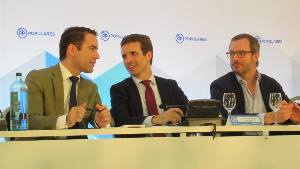 El presidente del PP, Pablo Casado (c), junto a Teodoro García Egea y Javier Maroto.