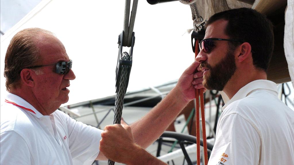 Juan Carlos I junto a su hijo Felipe VI durante la Copa del Rey de Vela de 2004.