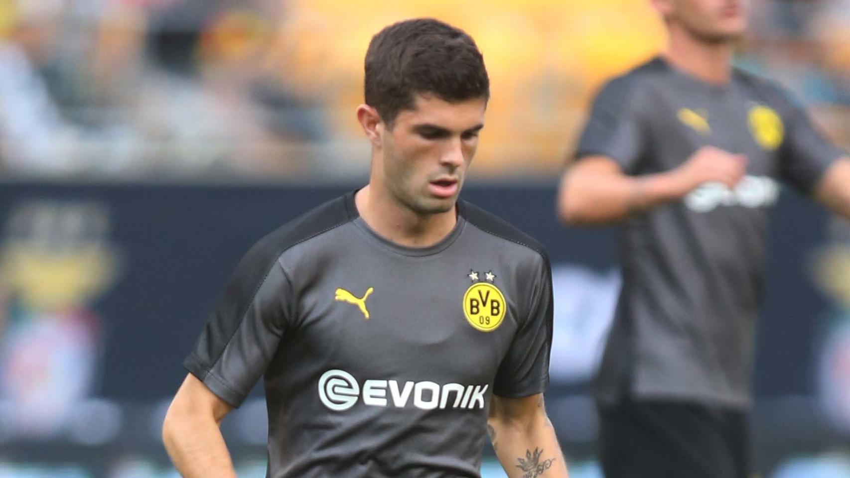 Pulisic calienta antes del partido de la International Champions Cup entre el Borussia Dortmund y el Benfica