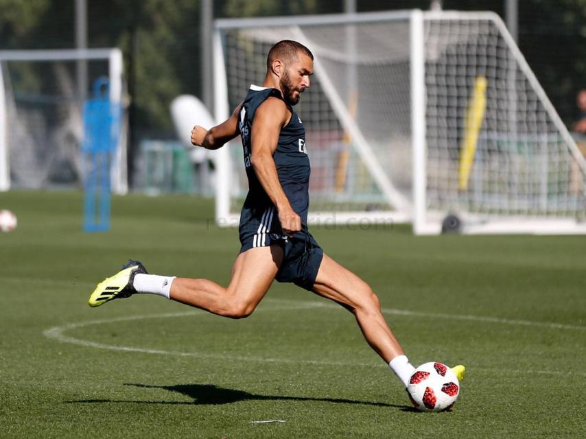 Benzema dispara a portería durante el entrenamiento del Real Madrid en la Ciudad Real Madrid