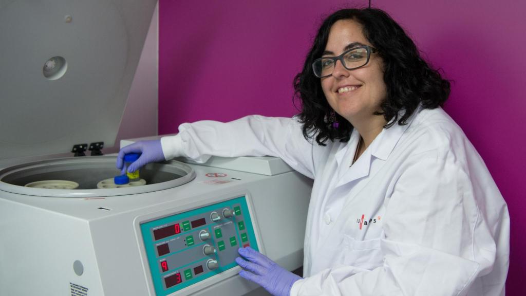Paloma Bragado en su laboratorio.
