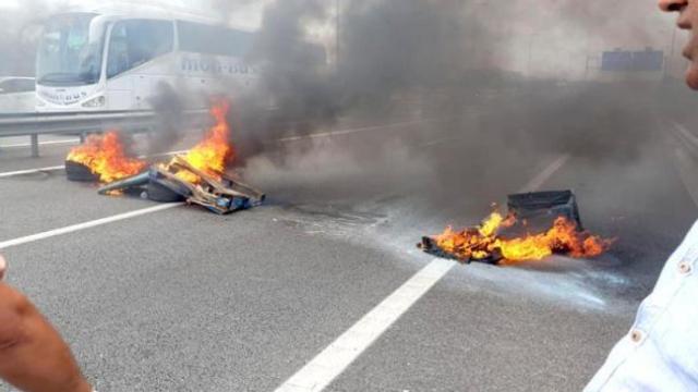 Barricadas a los accesos del aeropuerto de El Prat en su protesta contra Uber y Cabify.