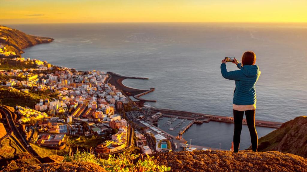 Mujer haciendo foto de paisaje