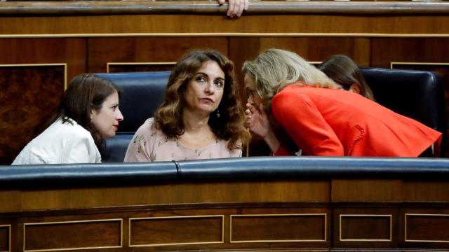 La ministra de Hacienda, María Jesús Montero, conversa con Adriana Lastra y la ministra de Economía, Nadia Calviño, en el Congreso.