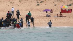 Un grupo de inmigrantes desembarca en la playa del Cañuelo, en Tarifa.