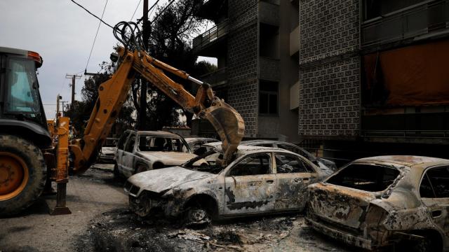 Los bomberos en Grecia siguen buscando supervivientes.