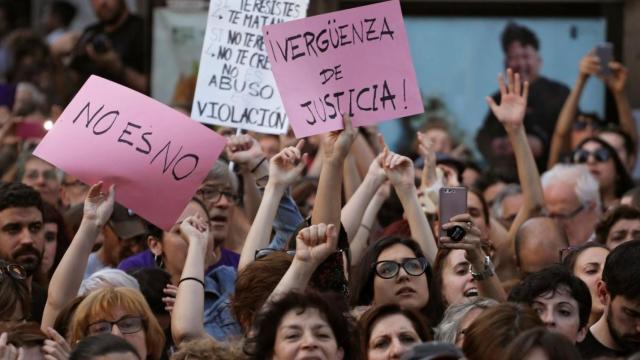 Manifestantes afirman que no es no en las calles españolas.