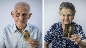 Antonio Romero Jurado, con 93 años (sosteniendo la foto de su esposa) y Encarna Aranda Muñoz, de 91 años (quien sostiene la foto de Antonio, su marido), viven en geriátricos separados por unos 10 kilómetros, entre Dos Torres y Alcaracejos, localidades del Valle de los Pedroches (Córdoba). Foto: Fernando Ruso.