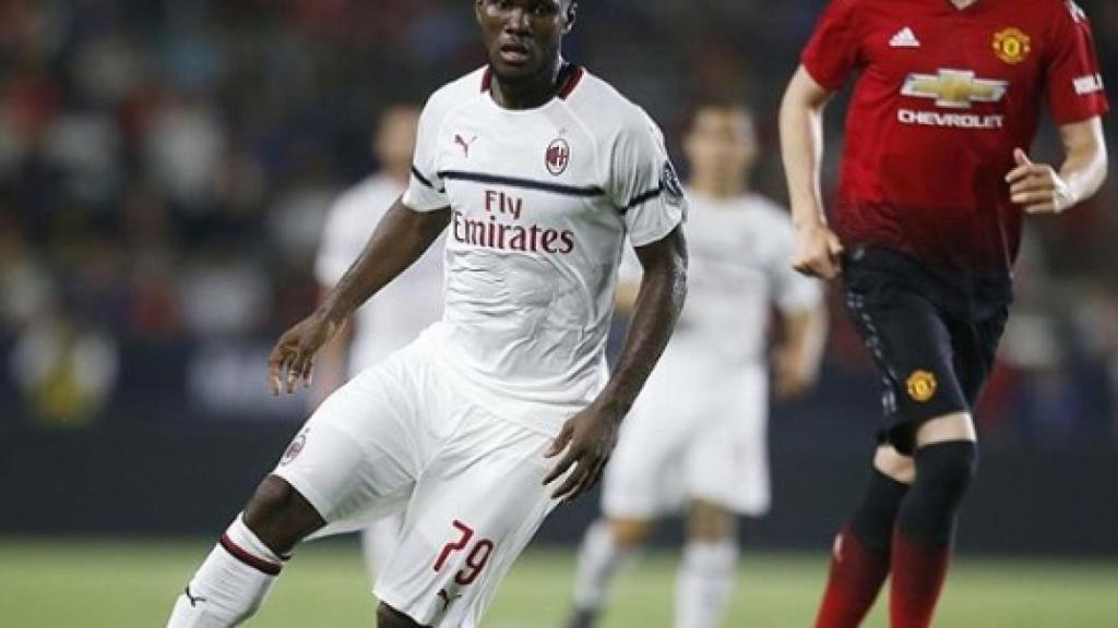 Franck Kessié en un partido con el Milan.