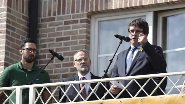 Valtònyc (de verde a la izquierda), en el balcón de la 'Casa de la República' de Waterloo junto a Puigdemont.