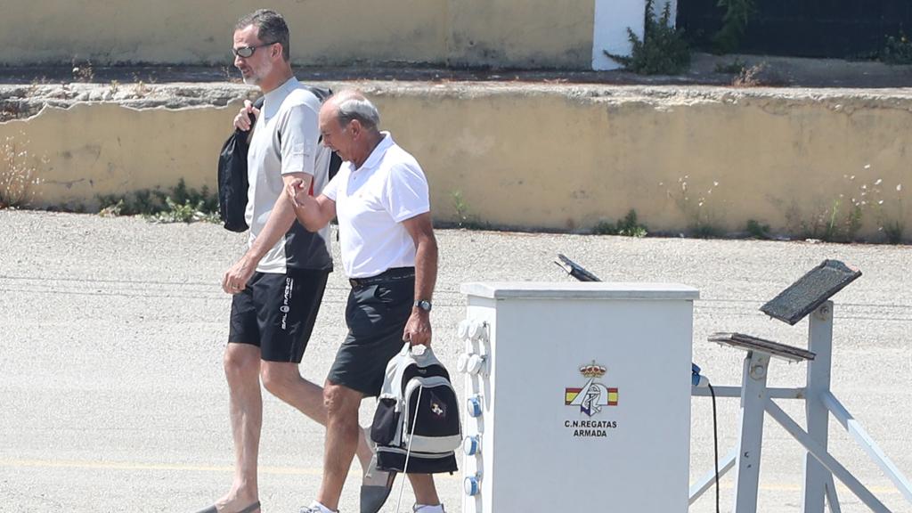 El rey acercándose de camino al barco.