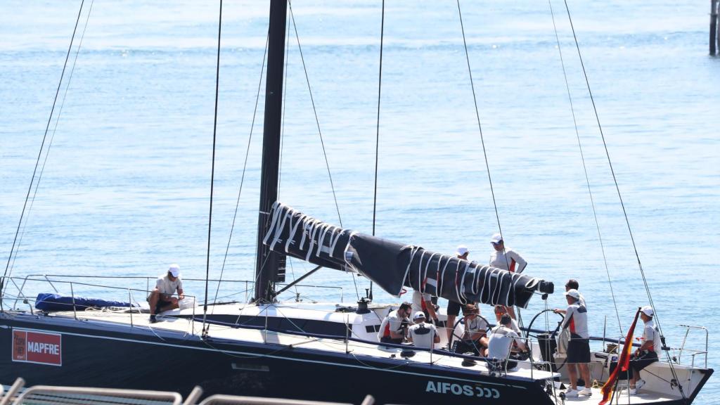 El rey Felipe saliendo a navegar.