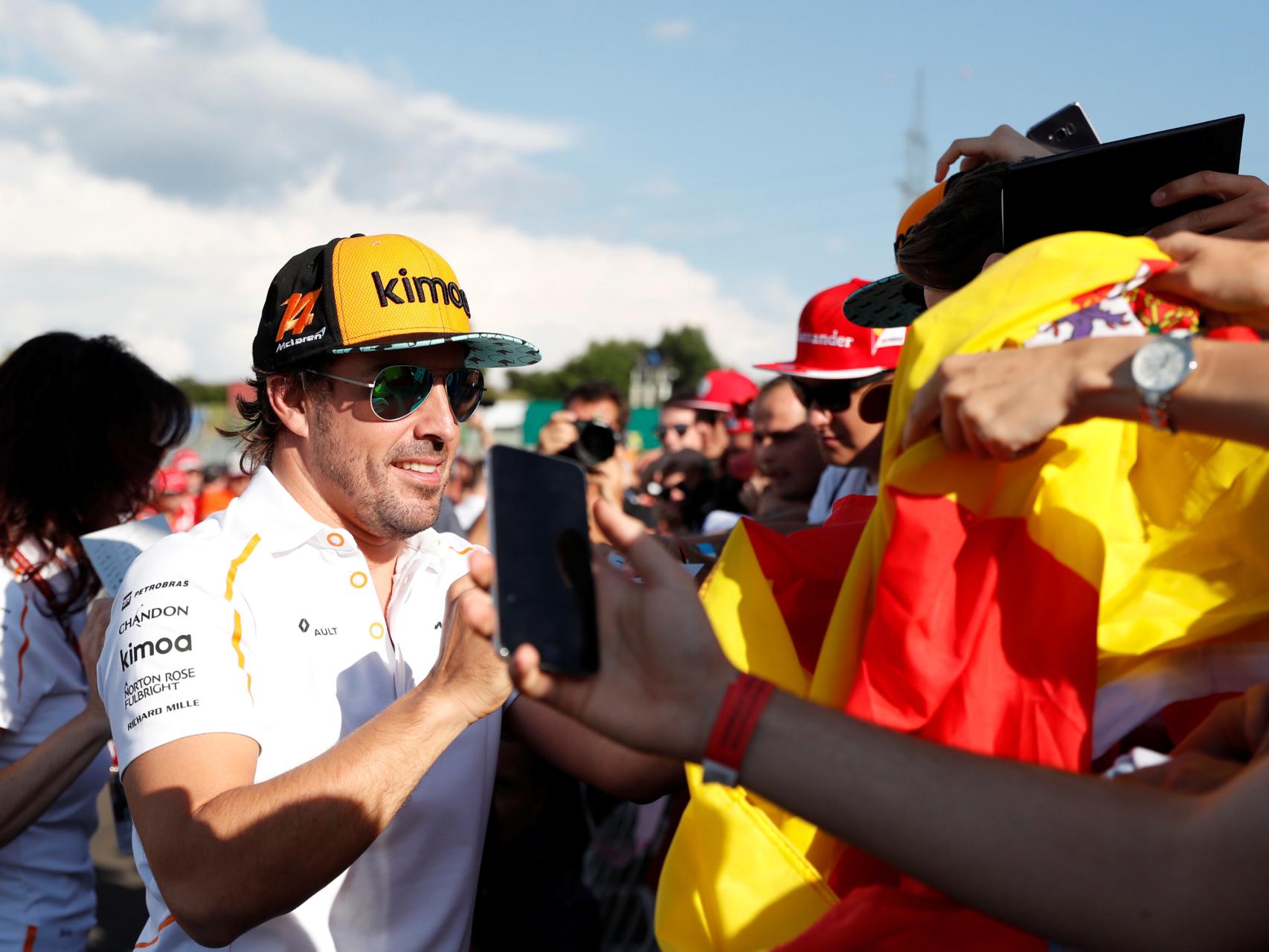 Fernando Alonso firma autógrafos en el Gran Premio de Hungría