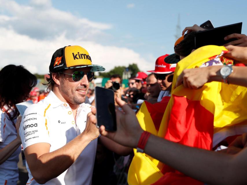 Fernando Alonso firma autógrafos en el Gran Premio de Hungría