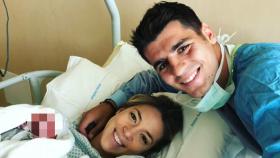 Álvaro Morata y Alice Campello posan con sus gemelos.