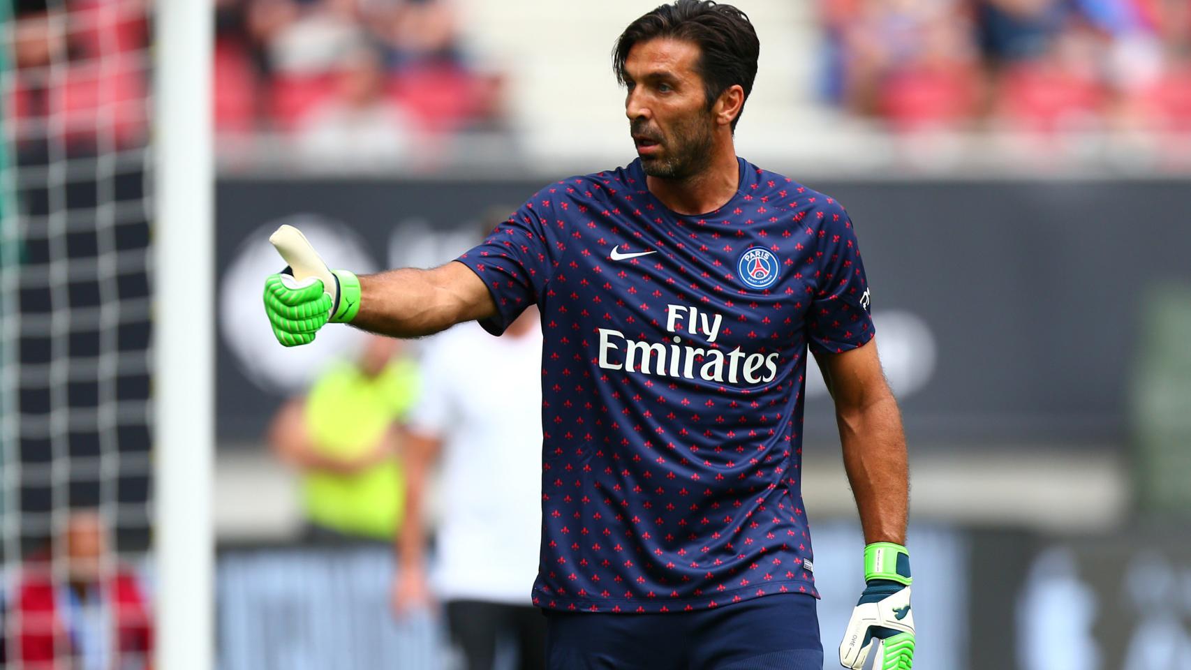 Buffon calienta con el PSG