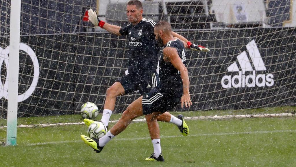 Benzema dispara a portería ante Luca en el primer entrenamiento del Real Madrid en Miami