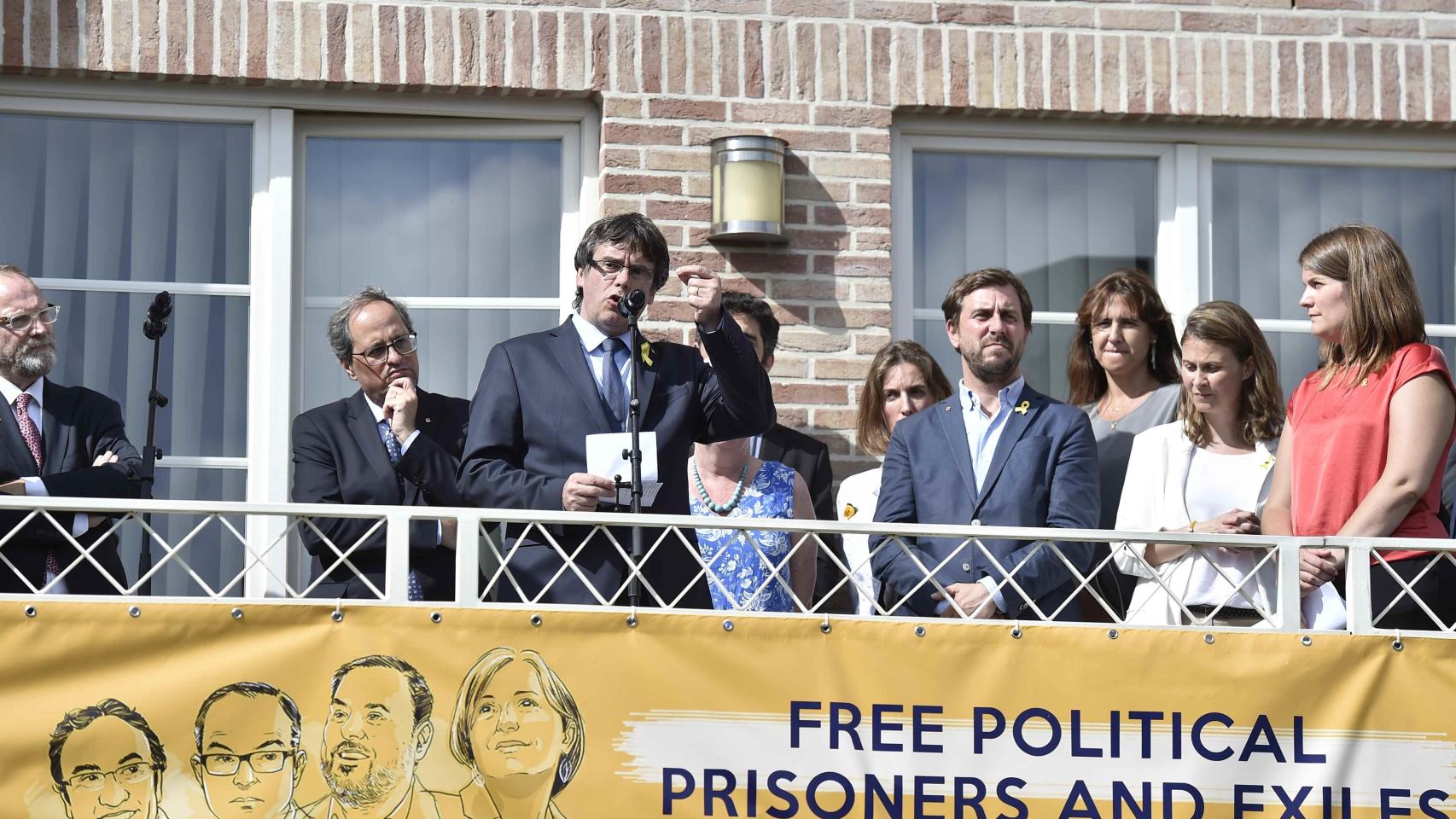 Puigdemont en la recepción en la casa de Waterloo a su regreso de Alemania.