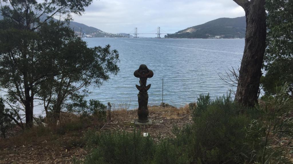 El puente de Rande, al fondo, visto desde la isla de San Simón.