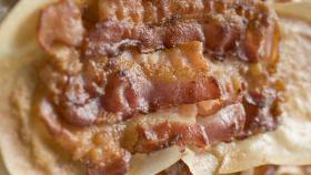 Lonchas de bacon frito.